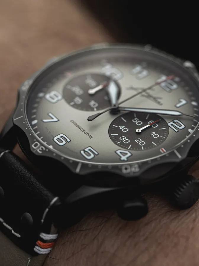 pilot_chronoscope_desert_3.webp Herren-Junghans Pilot Chronoscope Desert