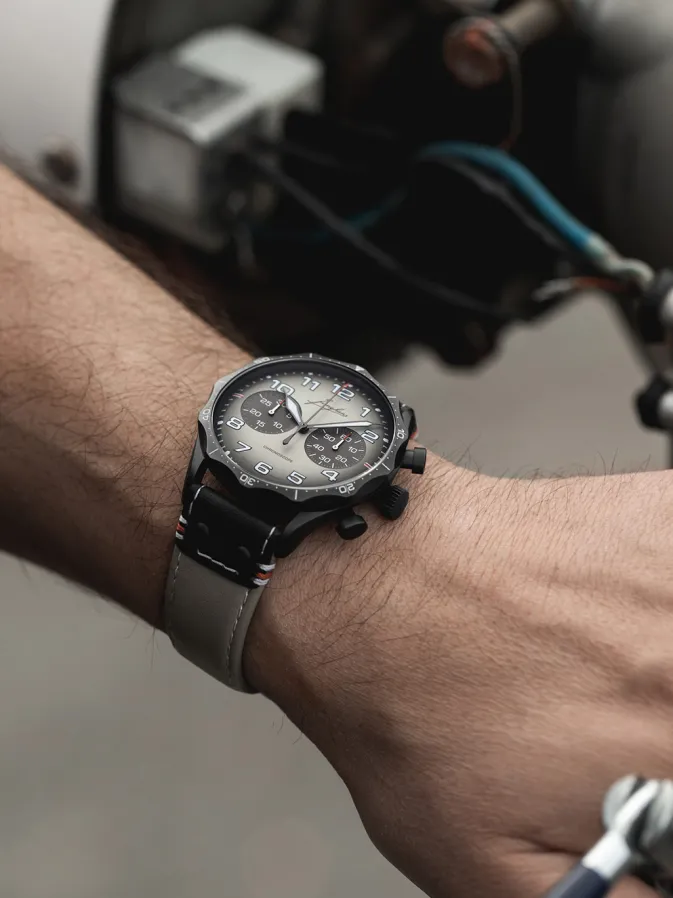 pilot_chronoscope_desert_5.webp Herren-Junghans Pilot Chronoscope Desert